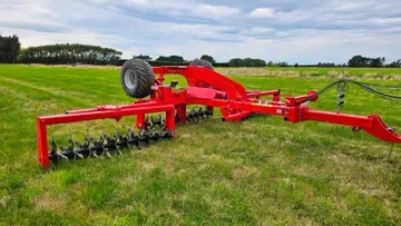 Французский производитель Quivogne представил новый пастбищный аэратор AER